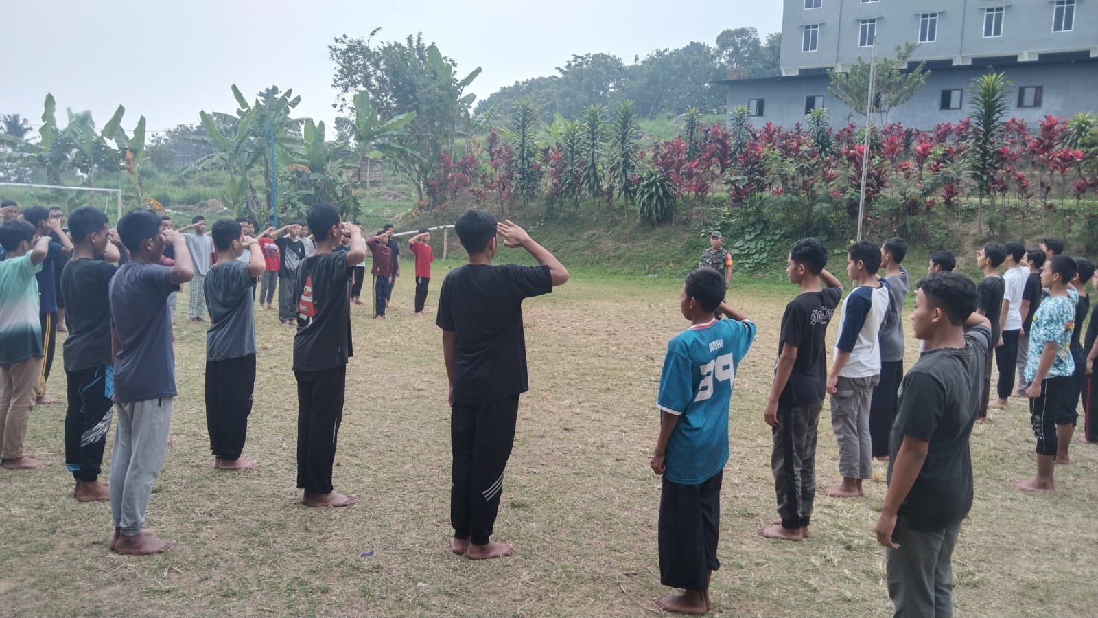 Peduli Pendidikan Karakter, Koramil Pacet & Puri Latihkan Dasar Kedisiplinan Santri Pondok Pesantren