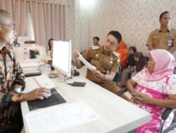 Pj Bupati Muaro Jambi Tinjau Perekaman E-KTP  Dikantor Desa Muhajirin Jaluko