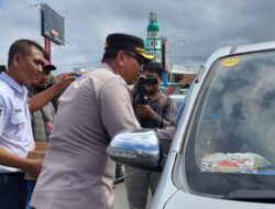 Aksi Simpatik Polisi Berbagi Air Mineral Kepada Pengendara yang Antri di Pelabuhan Ketapang Banyuwangi