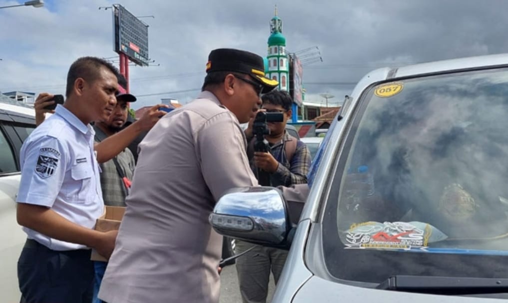 Aksi Simpatik Polisi Berbagi Air Mineral Kepada Pengendara yang Antri di Pelabuhan Ketapang Banyuwangi