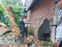 Kompak TNI – Polri Bersama Warga di Trenggalek Gotong Royong Bersihkan Material Tanah Longsor