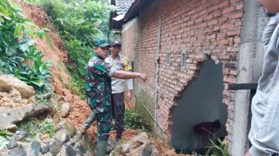 Kompak TNI - Polri Bersama Warga di Trenggalek Gotong Royong Bersihkan Material Tanah Longsor