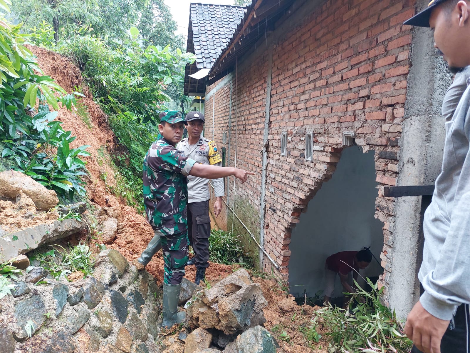 Kompak TNI - Polri Bersama Warga di Trenggalek Gotong Royong Bersihkan Material Tanah Longsor