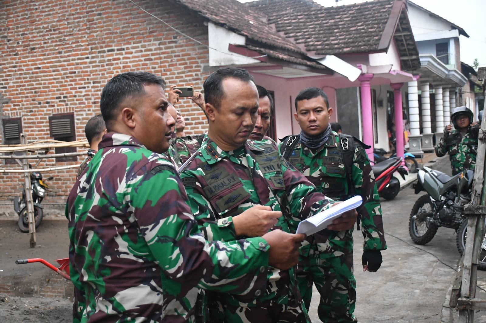 Pastikan Sesuai Rencana, Dandim 0815/Mojokerto Pantau Langsung RTLH Di Kecamatan Puri & Dlanggu