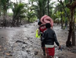 Polres Lumajang Terjunkan Personel Bantu Evakuasi Korban Bencana Banjir Lahar Dingin Gunung Semeru