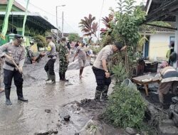 Gotong- royong Polisi dan TNI Bersama Warga Bersihkan Tebing Longsor di Banyuwangi