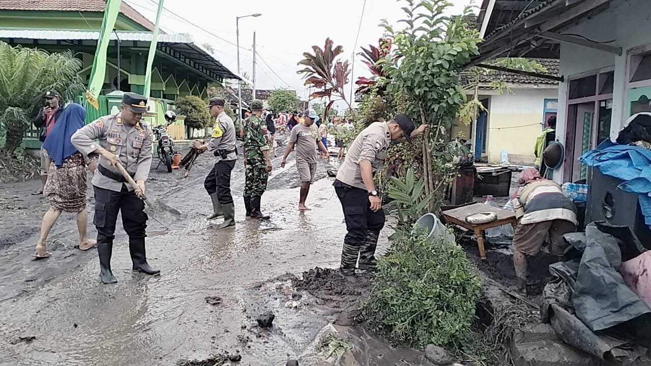 Gotong- royong Polisi dan TNI Bersama Warga Bersihkan Tebing Longsor di Banyuwangi