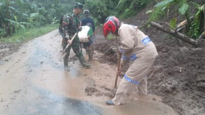 Gotong – royong Polisi dan TNI Bersama Warga Bersihkan Tebing Longsor di Banyuwangi