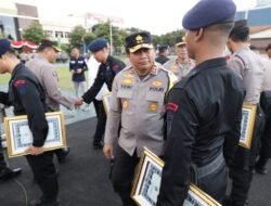 Kapolda Jatim Beri Penghargaan Puluhan Personel Polri dan PNS serta Masyarakat Umum