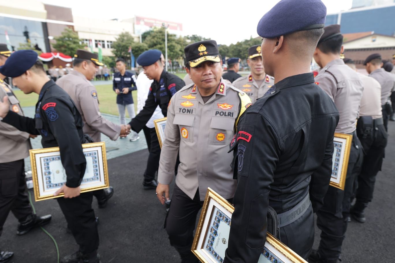 Kapolda Jatim Beri Penghargaan Puluhan Personel Polri dan PNS serta Masyarakat Umum