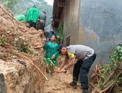 Tanggap Bencana, Polisi Bantu Evakuasi Korban Banjir dan Tanah Longsor di Malang