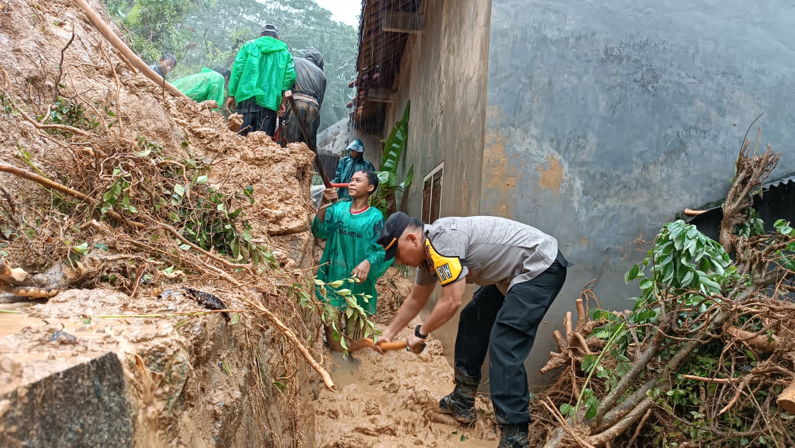 Tanggap Bencana, Polisi Bantu Evakuasi Korban Banjir dan Tanah Longsor di Malang