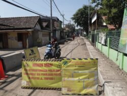 Pasang U-Ditch, Proyek Jalan Beton Desa Tropodo Waru Rampung Akhir 2023