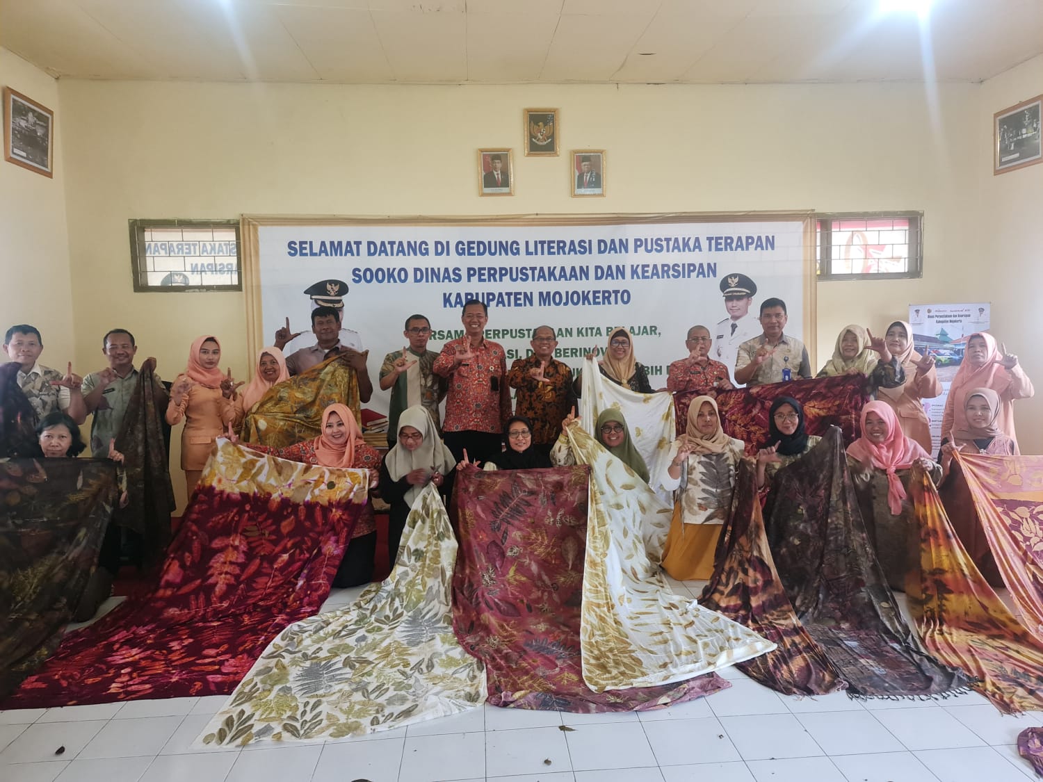 Kepala Litbang SDM Kemenkominfo Kunjungi Workshop Pustaka Asiek Ecoprint di Disperka Kabupaten Mojokerto