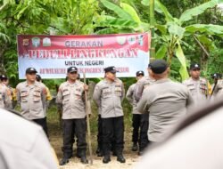 Peduli Lingkungan, Polres Aceh Timur Bersihkan Tumpukan Sampah Irigasi