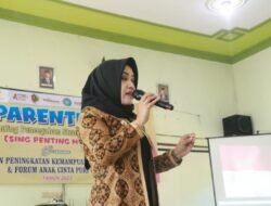 Tingkatkan Pengetahuan Orang Tua, Bupati Ikfina Buka Parenting Sing Penting Mesra