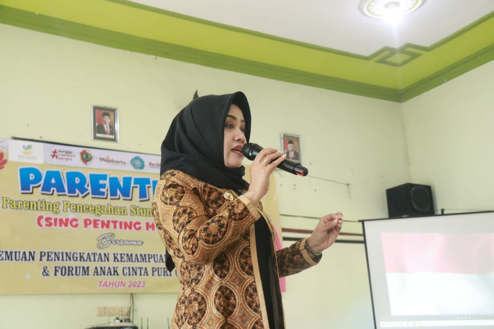 Tingkatkan Pengetahuan Orang Tua, Bupati Ikfina Buka Parenting Sing Penting Mesra