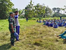 Masa Pengenalan Lingkungan Sekolah, Koramil 0815/06 Kemlagi Berikan Materi PBB Siswa SMKN 1 Kemlagi