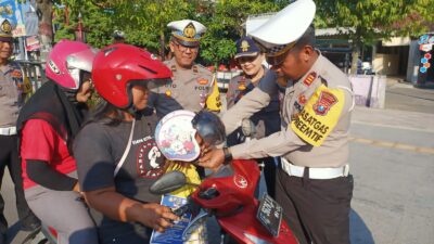 Operasi Patuh Semeru 2023 Polisi Berbagi Helm Gratis di Ngawi