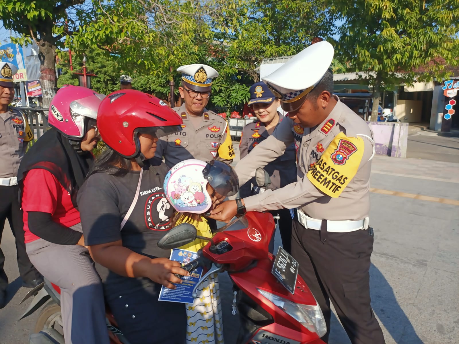 Operasi Patuh Semeru 2023 Polisi Berbagi Helm Gratis di Ngawi