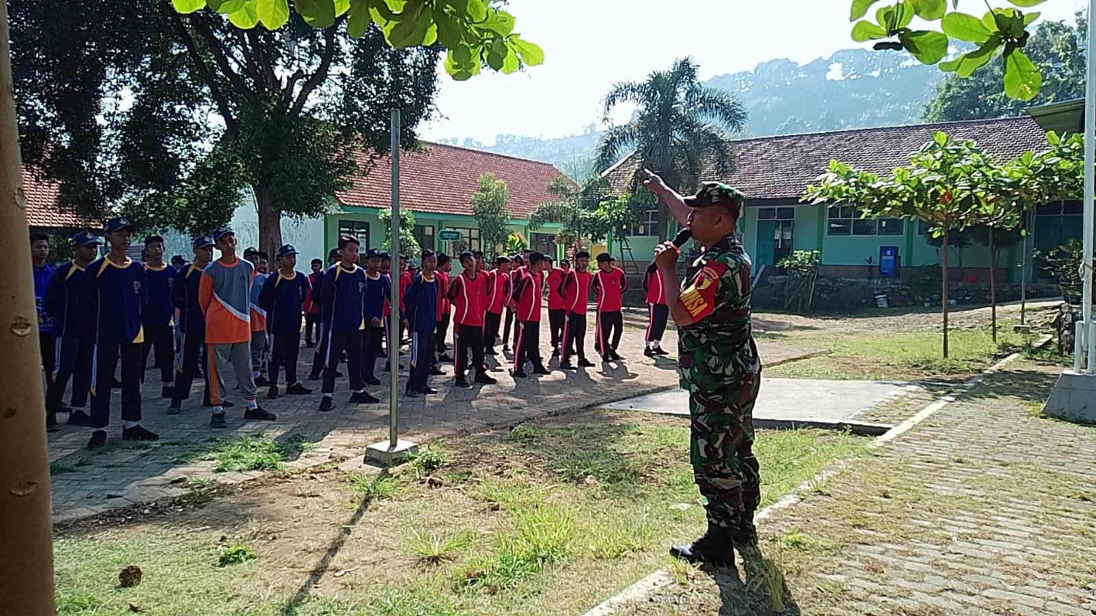 Bina Fisik & Kedisiplinan, Koramil 0815/18 Latih Pelajar SMP Negeri 3 Gondang