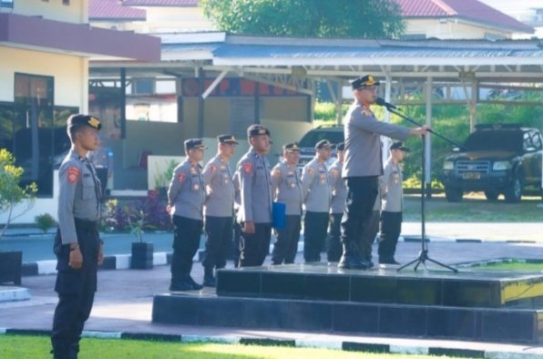 Tiba Di Bumi Saruma, Kapolres Halsel Yang Baru Disambut Dengan Tradisi Joko Kaha