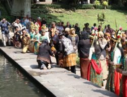 Uri-Uri Budaya, Bupati Ikfina Ikuti Unduh-Unduh Patirtan Jolotundo 2023