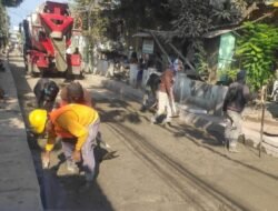Proyek Betonisasi Jalan Tropodo Waru Mulai Dicor Pondasi Lapis Bawah