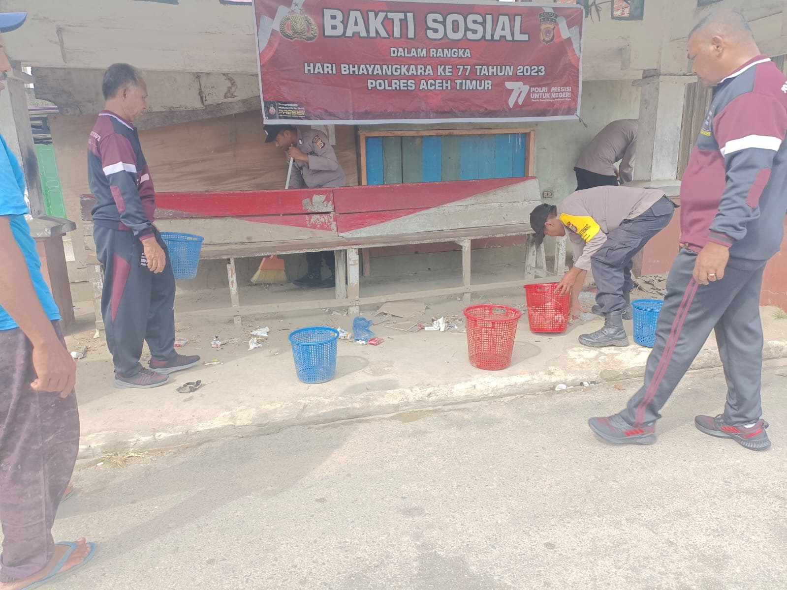 Peduli lingkungan  Bakti Sosial  Polsek Nurussalam di desa bagok dua kec Nurussalam kab aceh Timur