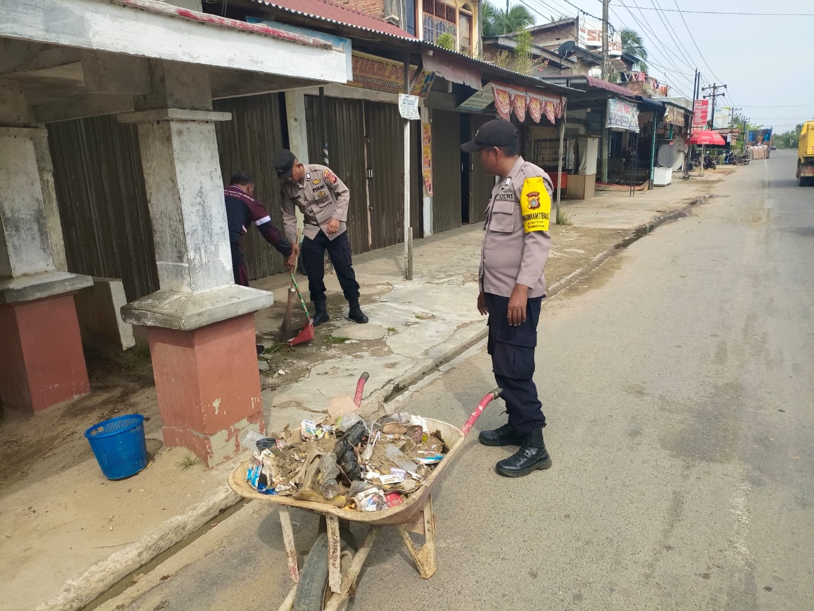 Peduli lingkungan  Bakti Sosial  Polsek Nurussalam di desa bagok dua kec Nurussalam kab aceh Timur