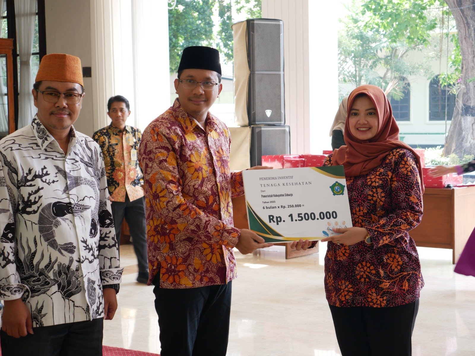 Bupati Sidoarjo Gelontor Rp 2,25 M Untuk Insentif dan Honor Nakes dan Kader Posyandu