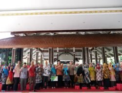 Bupati Sidoarjo Gelontor Rp 2,25 M Untuk Insentif dan Honor Nakes dan Kader Posyandu