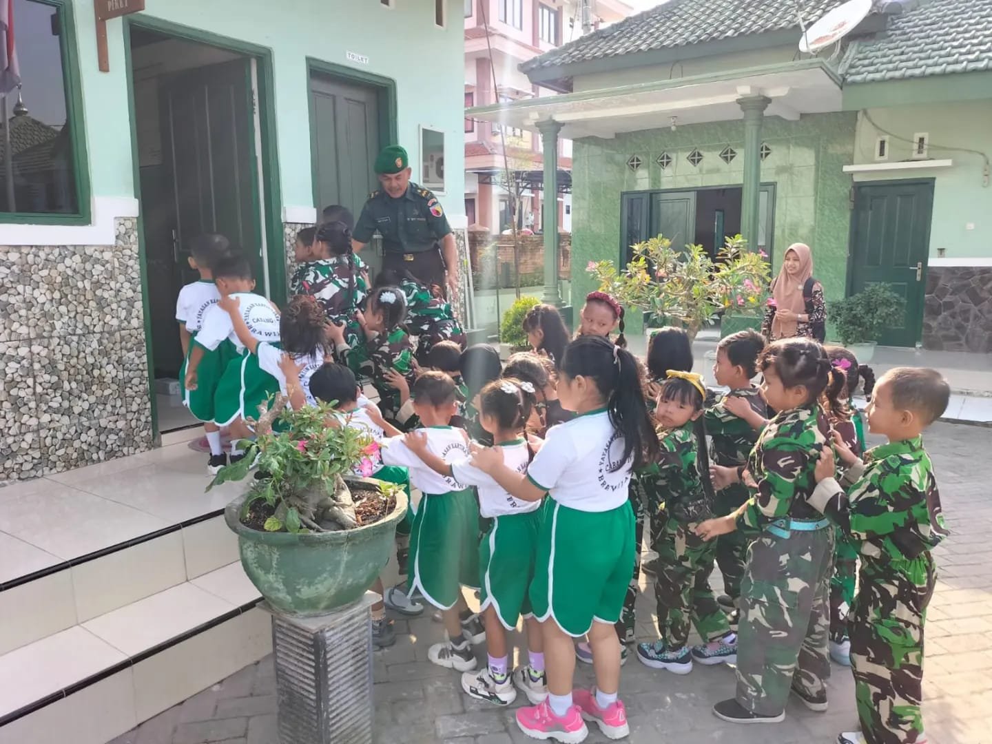 Penuh Keceriaan, TK Kartika Desa Perning Kunjungi Markas Koramil Jetis