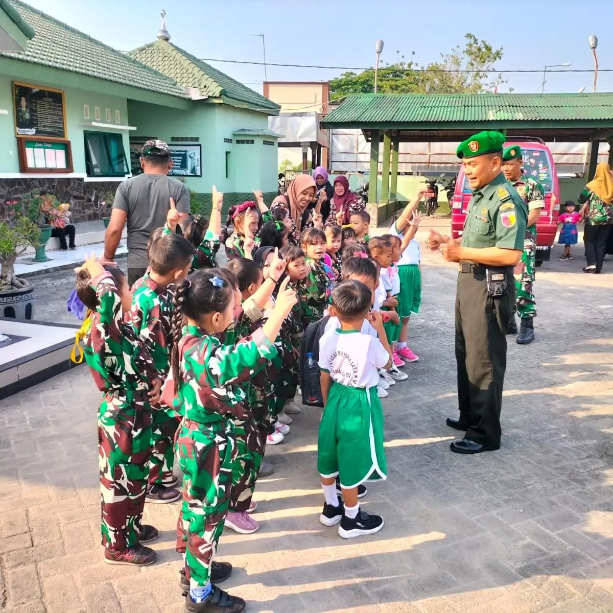 Penuh Keceriaan, TK Kartika Desa Perning Kunjungi Markas Koramil Jetis
