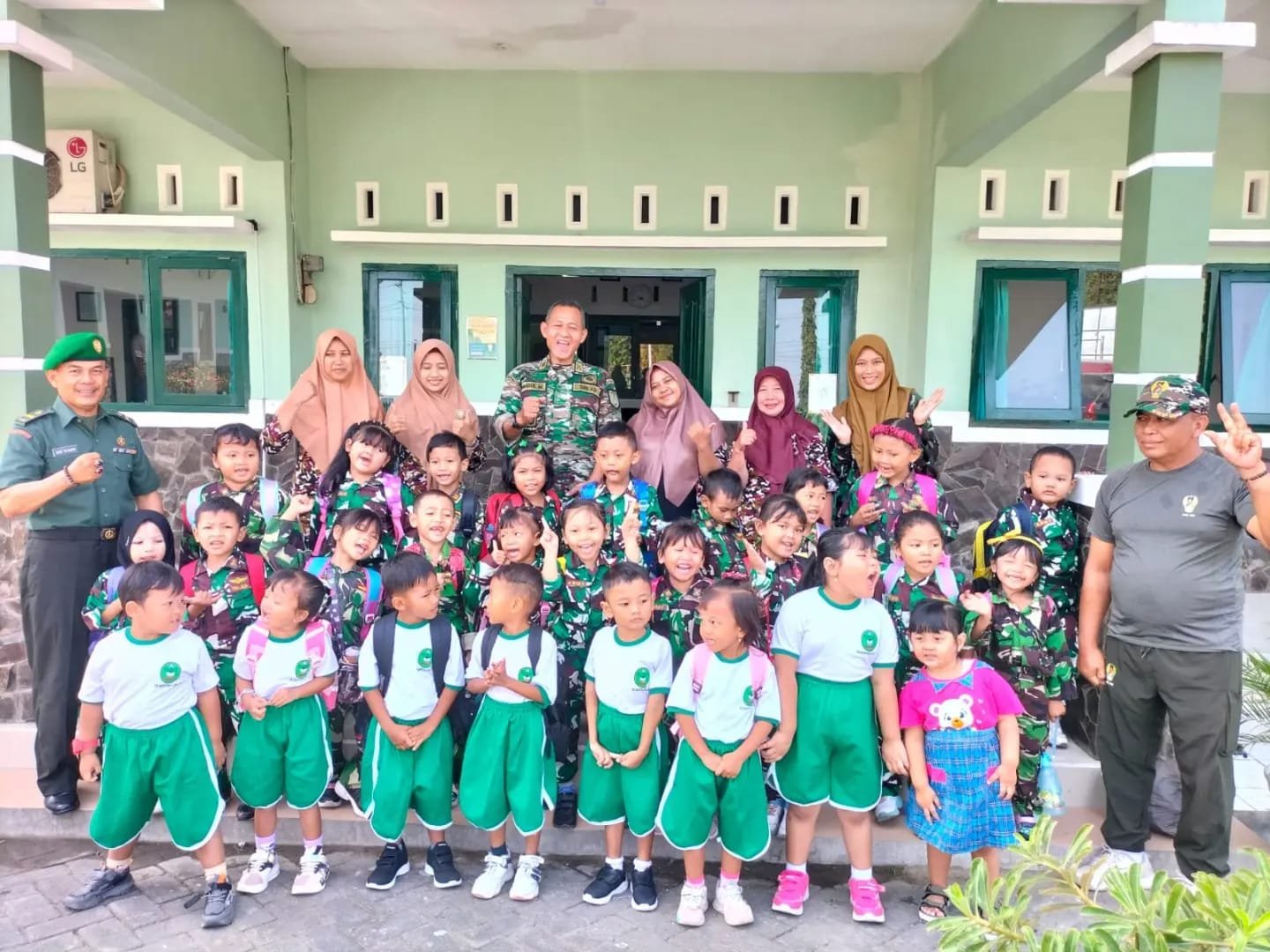 Penuh Keceriaan, TK Kartika Desa Perning Kunjungi Markas Koramil Jetis