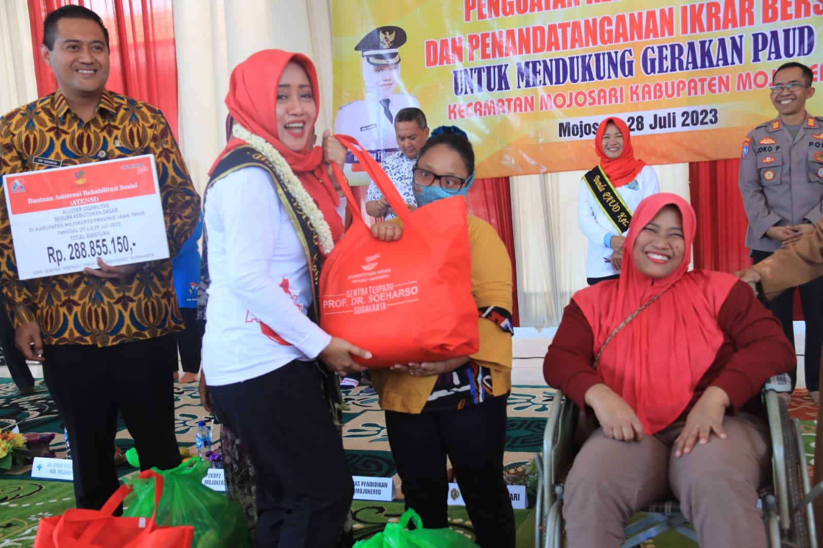 Bupati Mojokerto Serahkan Bantuan Asistensi Rehabilitasi Sosial Kepada Warga Penyandang Disabilitas