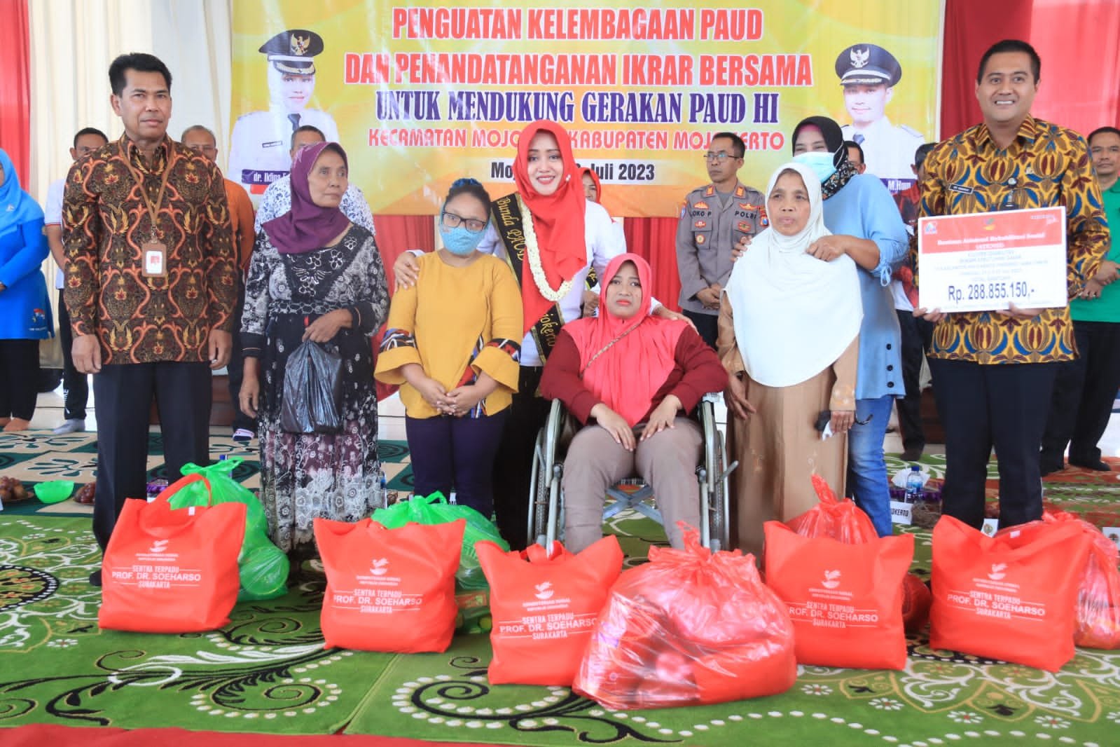 Bupati Mojokerto Serahkan Bantuan Asistensi Rehabilitasi Sosial Kepada Warga Penyandang Disabilitas