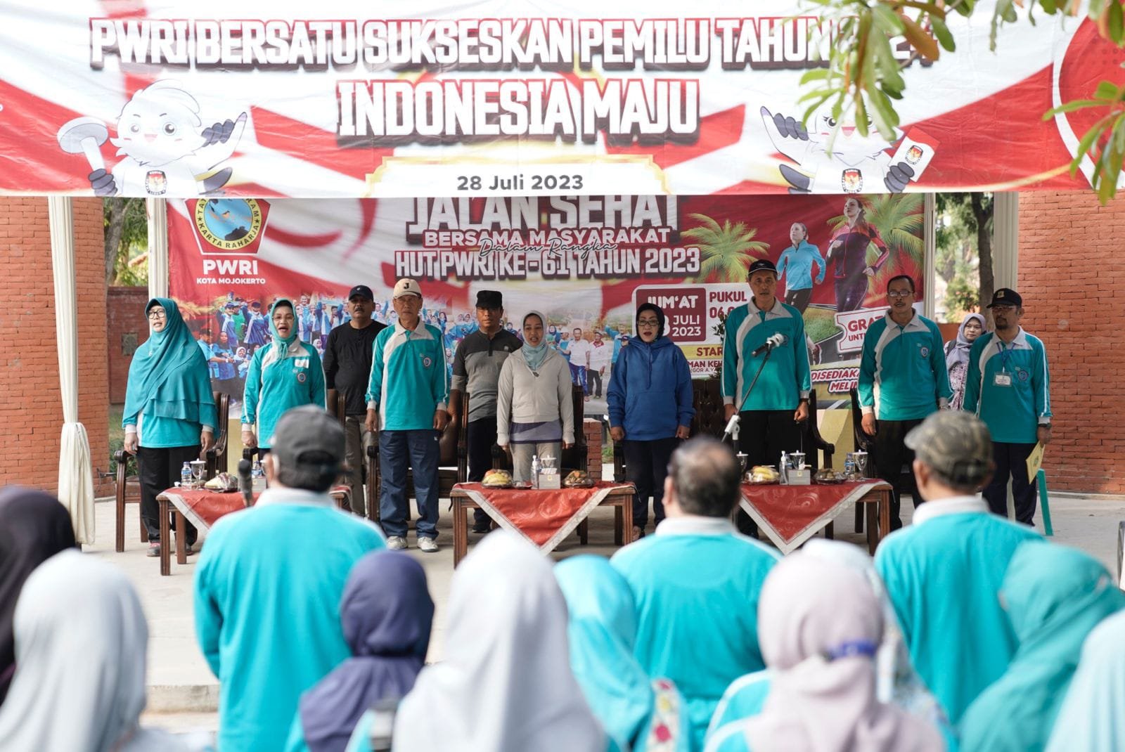 Berangkatkan Jalan Sehat PWRI, Wali Kota Mojokerto : Lansia Harus Sehat Dan Bahagia