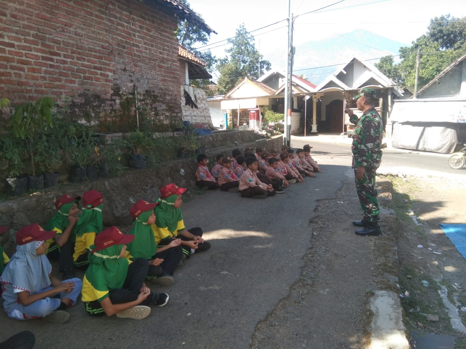 Bekali Kedisiplinan, Babinsa Koramil 0815/17 Trawas Latihan PBB