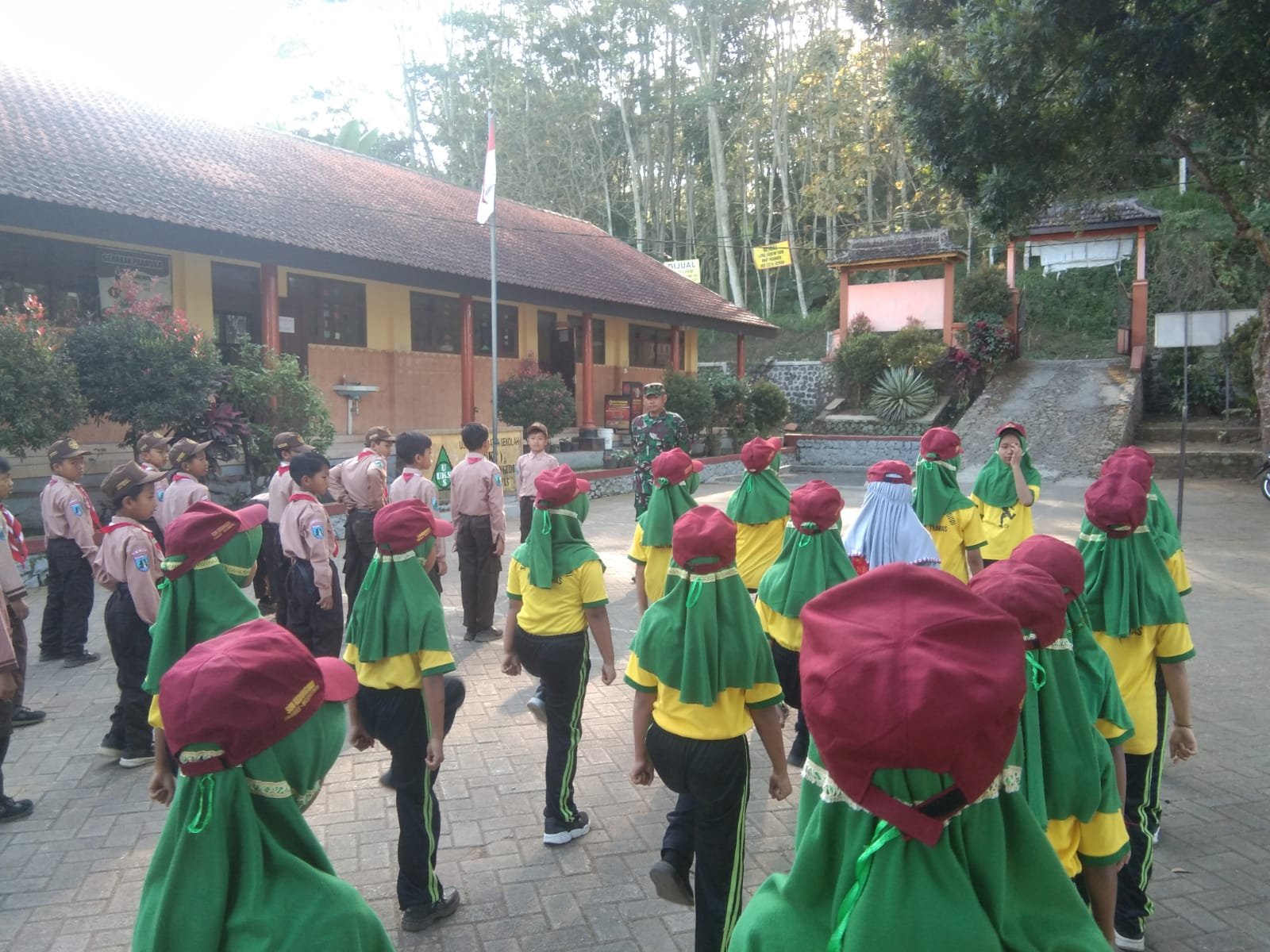 Bekali Kedisiplinan, Babinsa Koramil 0815/17 Trawas Latihan PBB