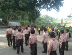 Bekali Kedisiplinan, Babinsa Koramil 0815/17 Trawas Latihan PBB