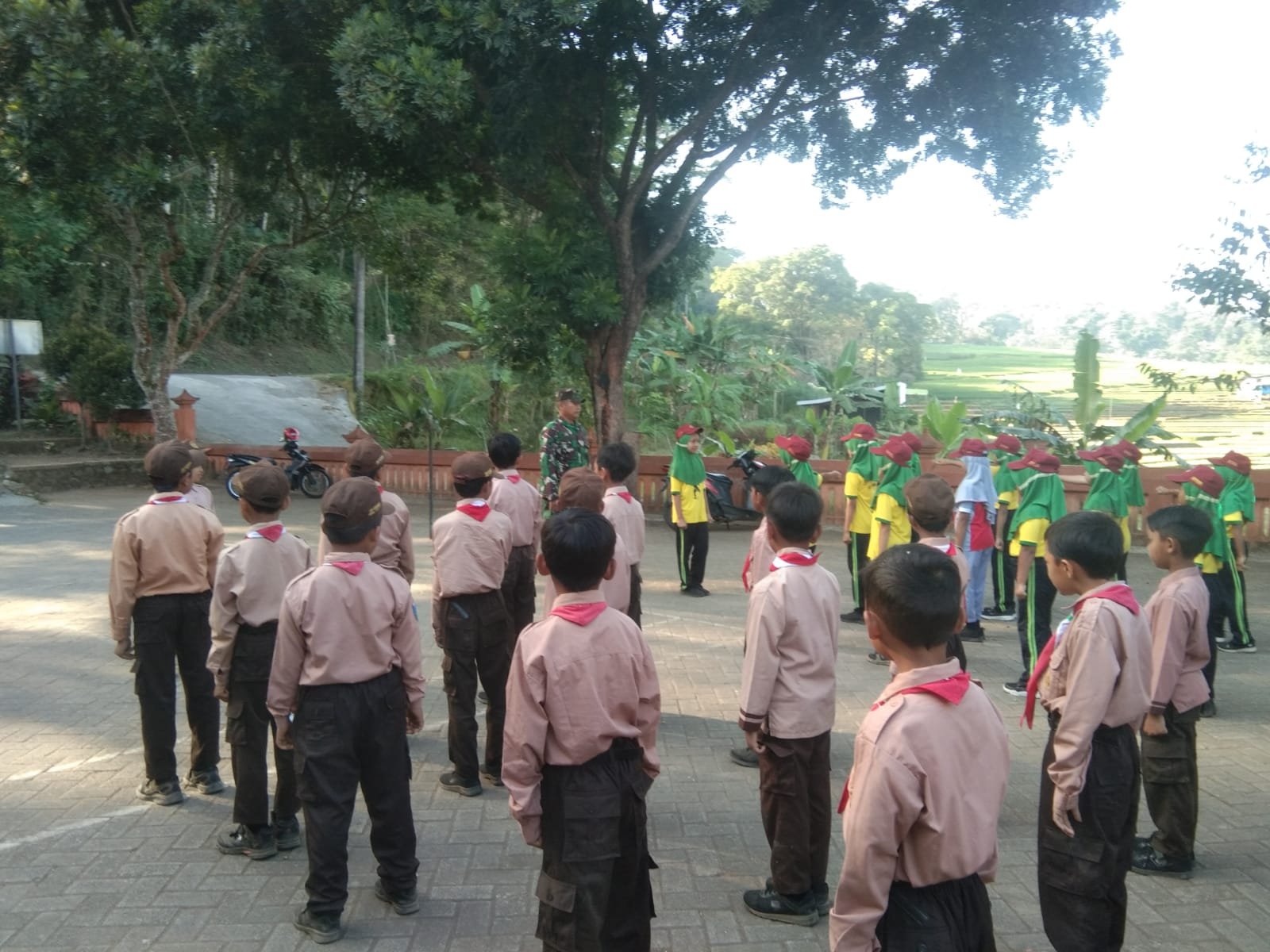 Bekali Kedisiplinan, Babinsa Koramil 0815/17 Trawas Latihan PBB