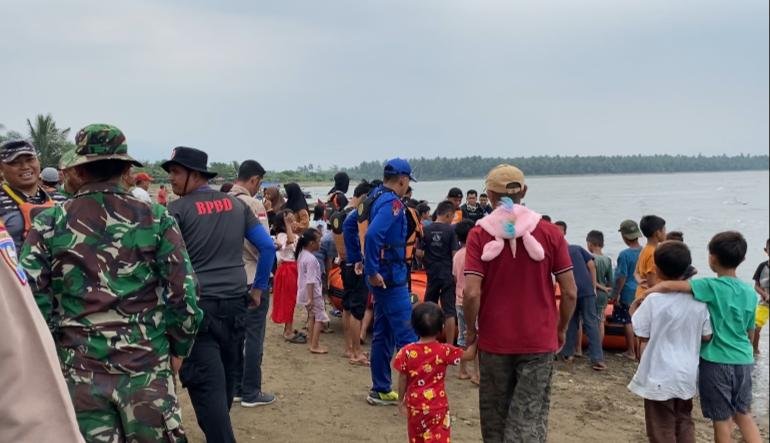 Polres Tanggamus Bersama SAR Gabungan Lakukan Pencarian Anak Tenggelam di Pantai Pematang Sawa