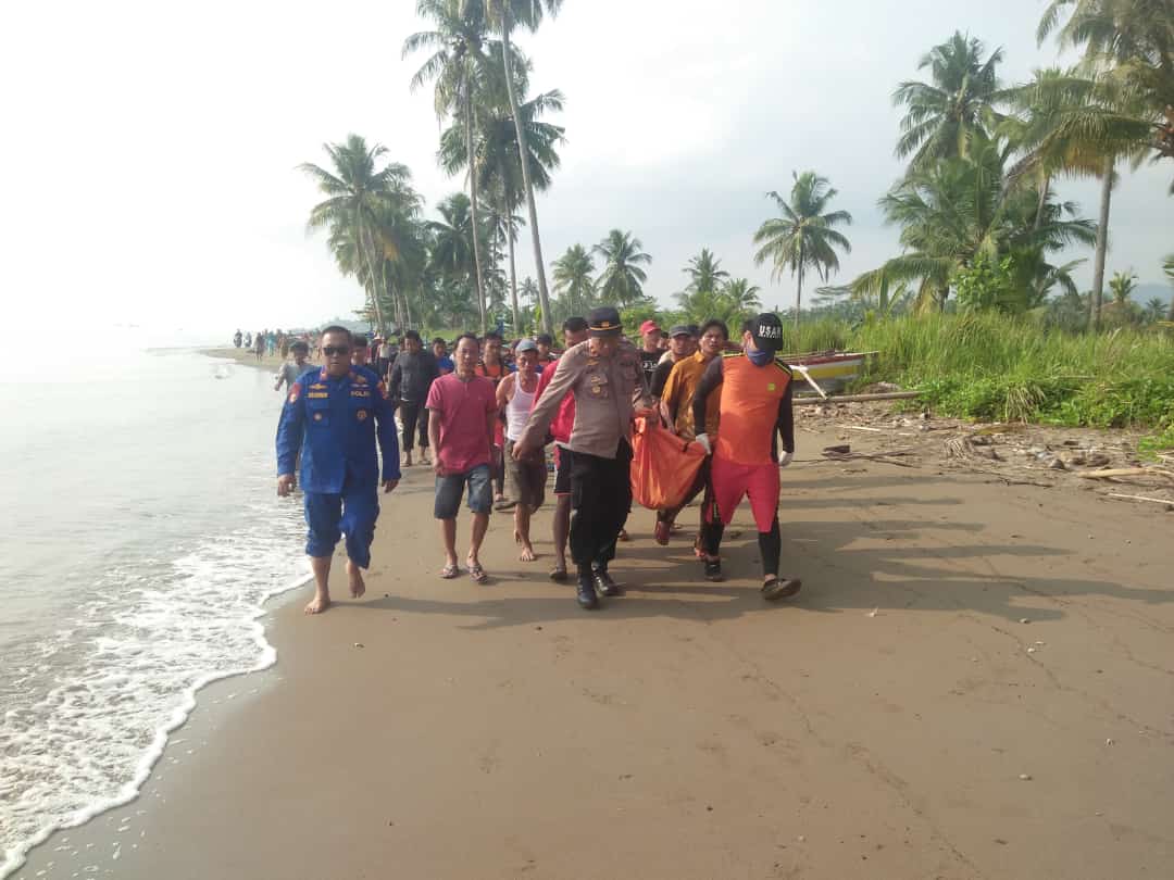 Kapolsek Pematang Sawa Bersama Team Akhir nya Temukan Korban Tenggelam di Pantai Tanjungan