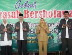 Merinding, Ning Ita Bersama Ribuan Siswa Madrasah Lantunkan Sholawat Peringati 1 Muharram