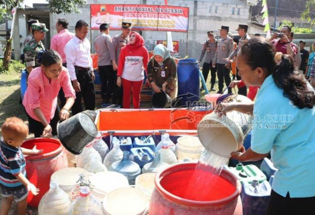 Polri Salurkan Bantuan Air Bersih Atasi Kekeringan di Grobogan