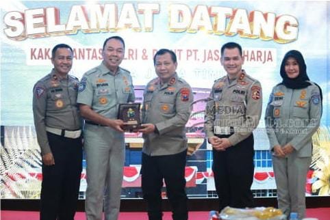 Kapolda Jatim Menerima Kunjungan Kakorlantas Polri dan Jasa Raharja Bahas Tentang Pelayanan Samsat