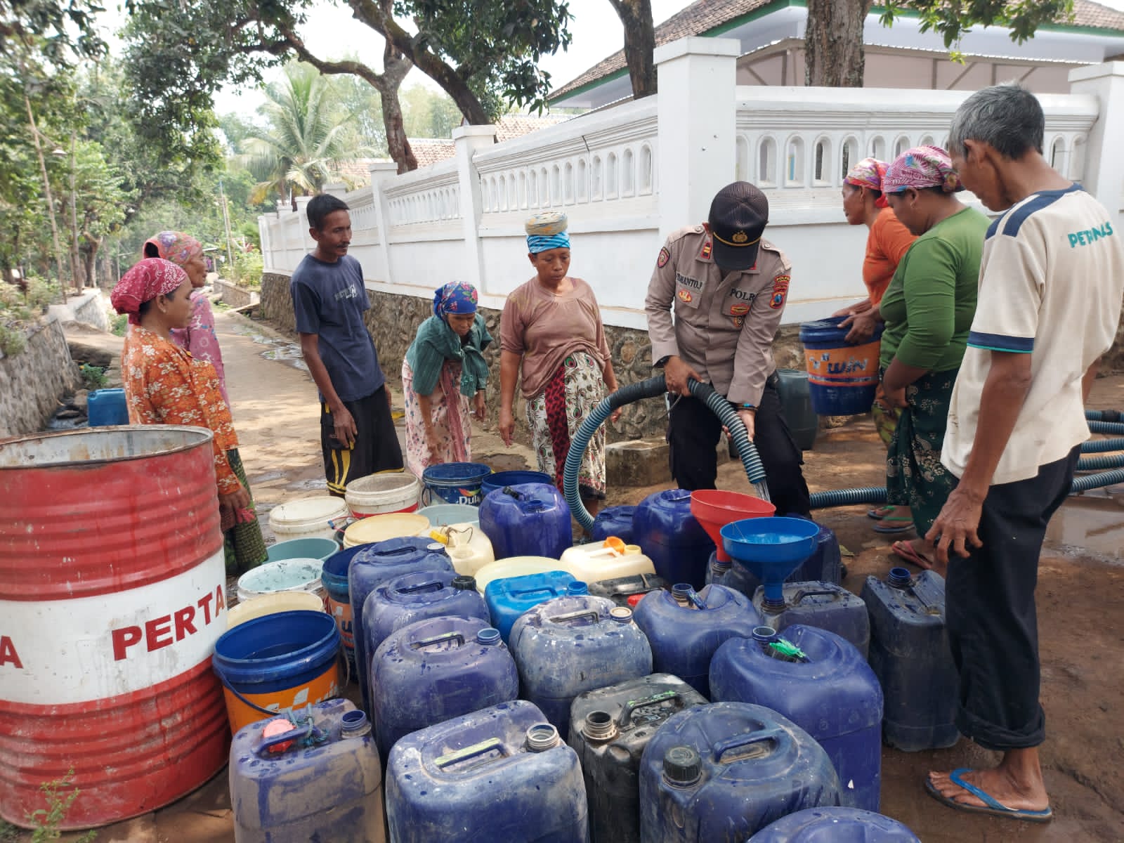 Kapolres Pasuruan Pimpin Pendistribusian Bantuan Air Bersih Untuk Masyarakat Kabupaten Pasuruan