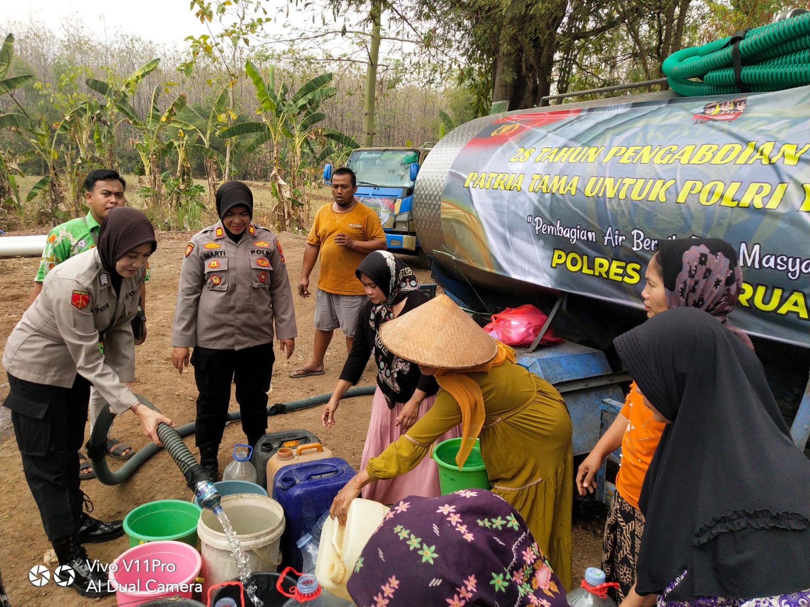 Kapolres Pasuruan Pimpin Pendistribusian Bantuan Air Bersih Untuk Masyarakat Kabupaten Pasuruan