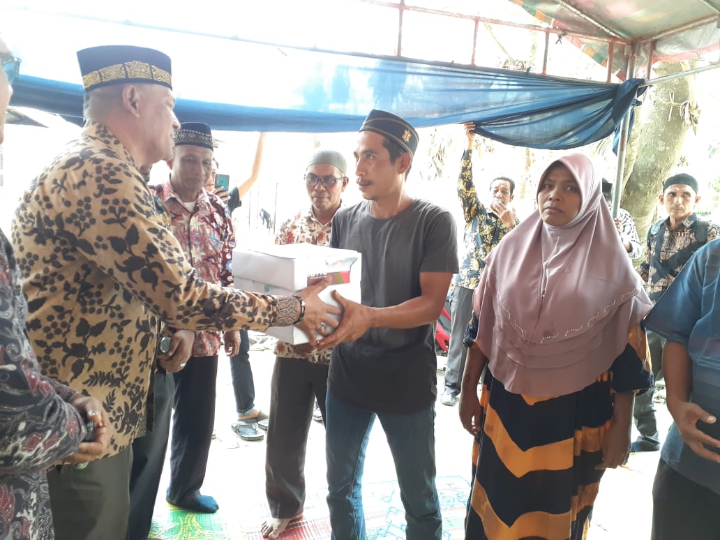 Sungguh Mulia Kepala Dinas Disdikbud Aceh Timur Salurkan Bantuan Musibah Kebakaran Kakak Beradik Pantee Bidari